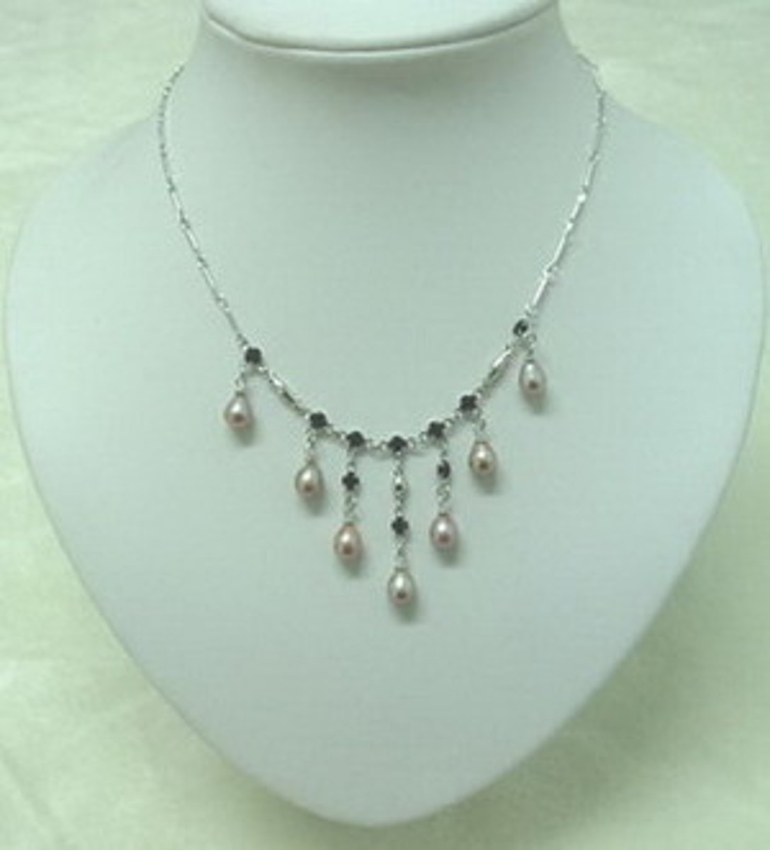 <p>/ˈnek.ləs/ - vòng cổ, dây chuyền - she decided to wear a simple silver necklace that matched her elegant dress</p>