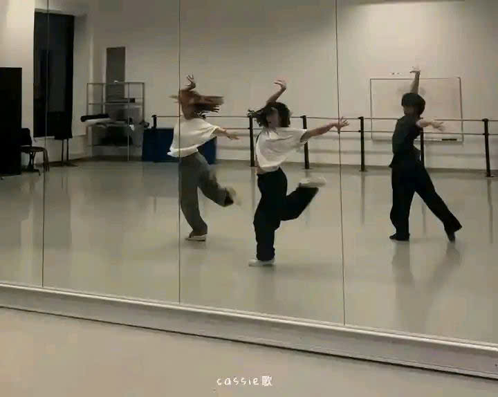 <p>Nhảy/Khiêu vũ với</p><p>I want to <strong>dance with</strong> you. (Tao muốn nhảy với mày).</p>