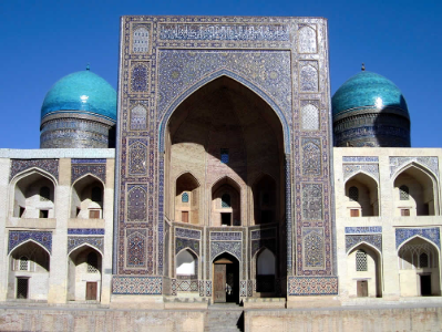 <p>a shallow hall with a pointed vault serving as a portal or closed at the back and facing a court.</p>