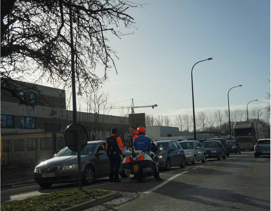 <p>In de tegengestelde richting staat er een politiecontrole. Wat doe je?</p>