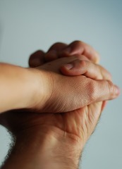 <p>to grasp or hold tightly</p>