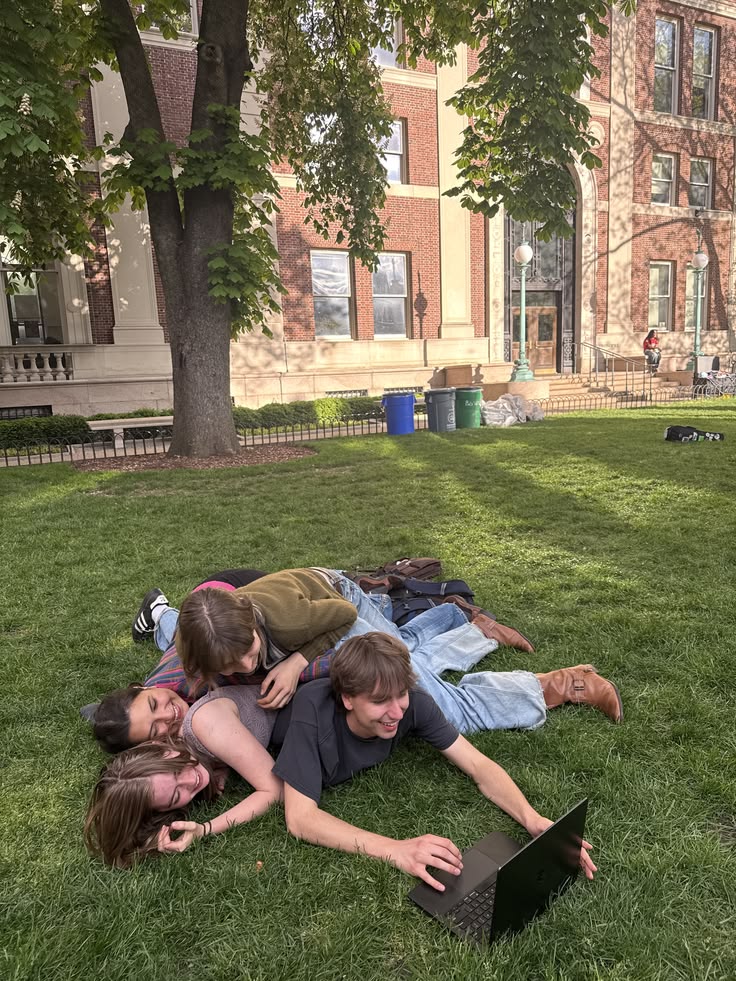 <p><span>(in the US) a university where students can study for a degree after they have left school</span></p><ul><li><p><span style="line-height: inherit;"><em>She was the first in her family to </em><strong><em>attend ___</em></strong><em>.</em></span></p></li><li><p><span style="line-height: inherit;"><em>He's hoping to </em><strong><em>go to ___</em></strong><em> next year.</em></span></p></li><li><p><span style="line-height: inherit;"><em>I </em><strong><em>graduated from ___</em></strong><em> with an English degree.</em></span></p></li></ul><p></p>