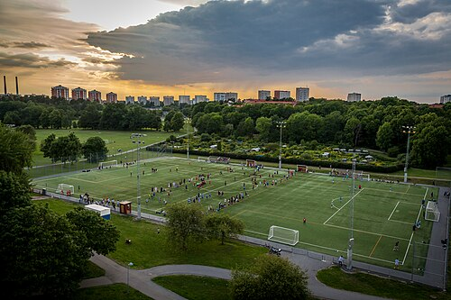 <p>Stockholm – Grimsta IP (5,000) ;Historia: Bildad 1942. Klubb känd som en av Europas största ungdomsakademier med fokus på talangutveckling. SM-guld: 0. Viktiga spelare: Albin Ekdal, John Guidetti, Dejan Kulusevski.</p>