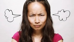 <p>짜증 난, 화가 난</p>