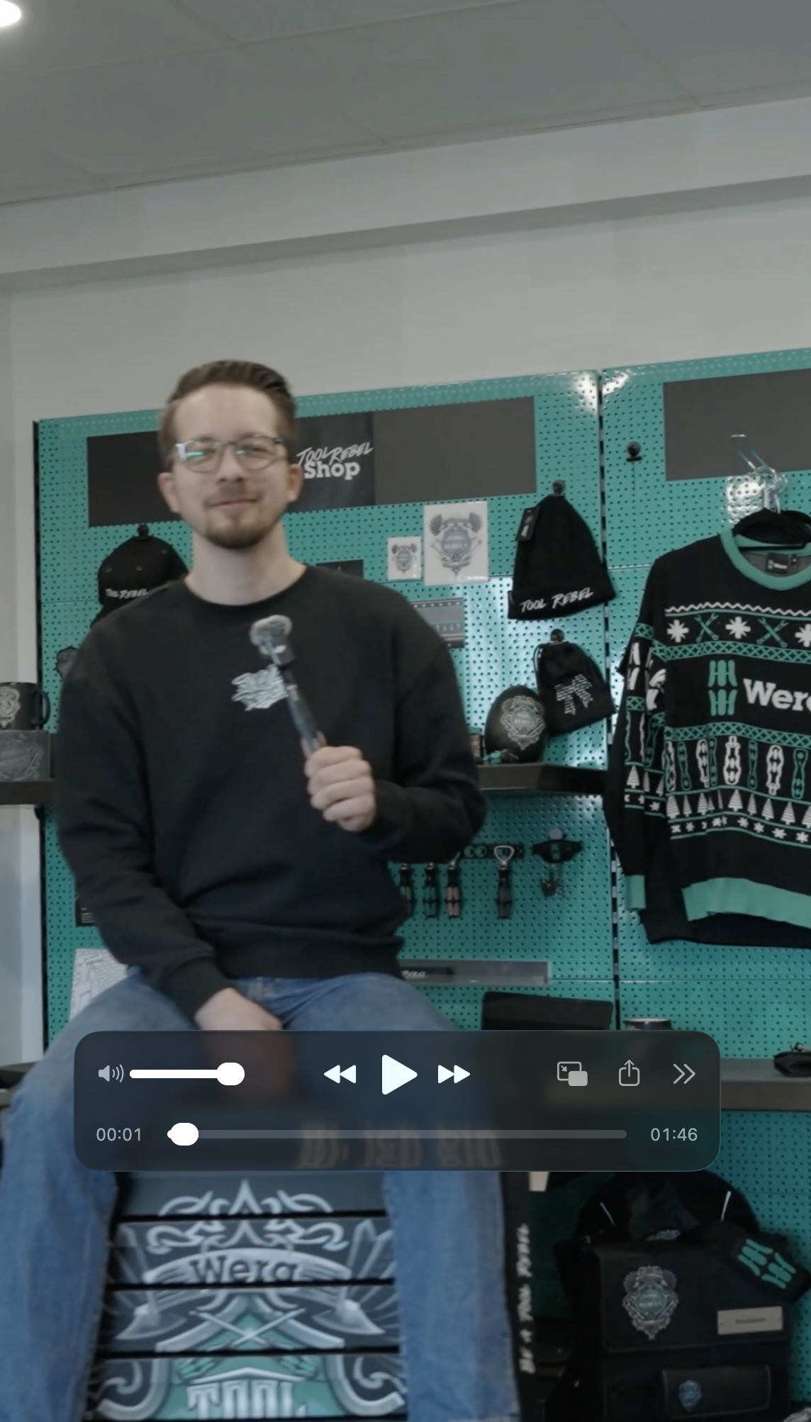 <p><span style="line-height: 20px;">Die ersten Sekunden oder Worte eines Posts/Videos, die entscheiden, ob jemand hängen bleibt</span></p>