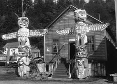 <p>Environment: Cedar forests: Animal traps</p><p>Rivers: Canoes for travel and fishing</p><p>Climate: Temperate, but wet, rainy</p><p>Cedar homes were waterproof</p><p>Cedar tree bark clothing were waterproof</p>