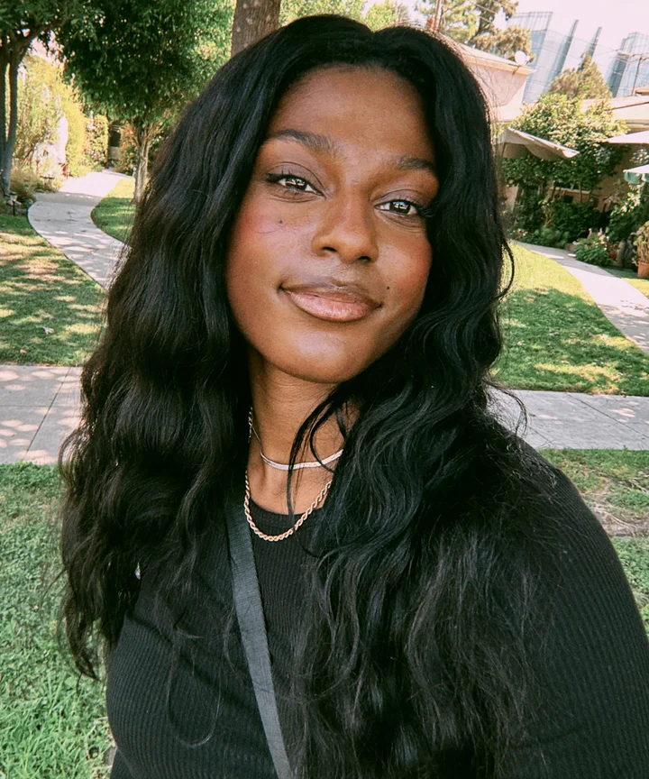 <p>__ <span>je hezká (she is pretty)</span></p>