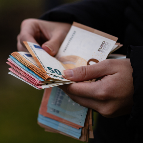 <p>Count - <em>Cáunt</em></p>