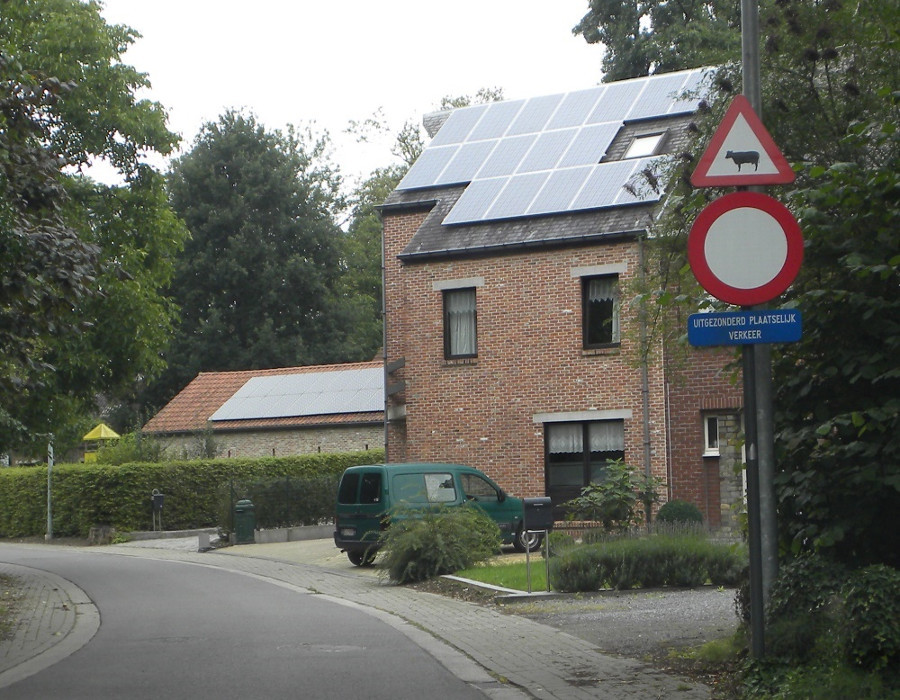 <p>Mag iemand die zijn motorfiets duwt deze straat in?</p>