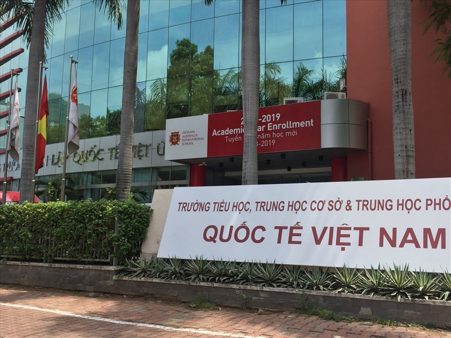 <p>trường quốc tế</p>