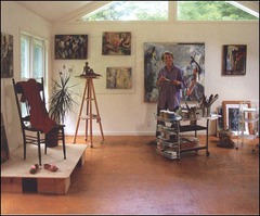 <p>xưởng vẽ (Example: She spends all day in her art studio. - Cô ấy dành cả ngày trong xưởng vẽ.)</p>
