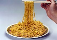 <p>long, thin strips of pasta or dough cooked in boiling liquid Example: She loves eating hot chicken soup with instant _____. mì / phở / bún c UK: /ˈnuː.dəlz/ | US: /ˈnuː.dəlz/</p>