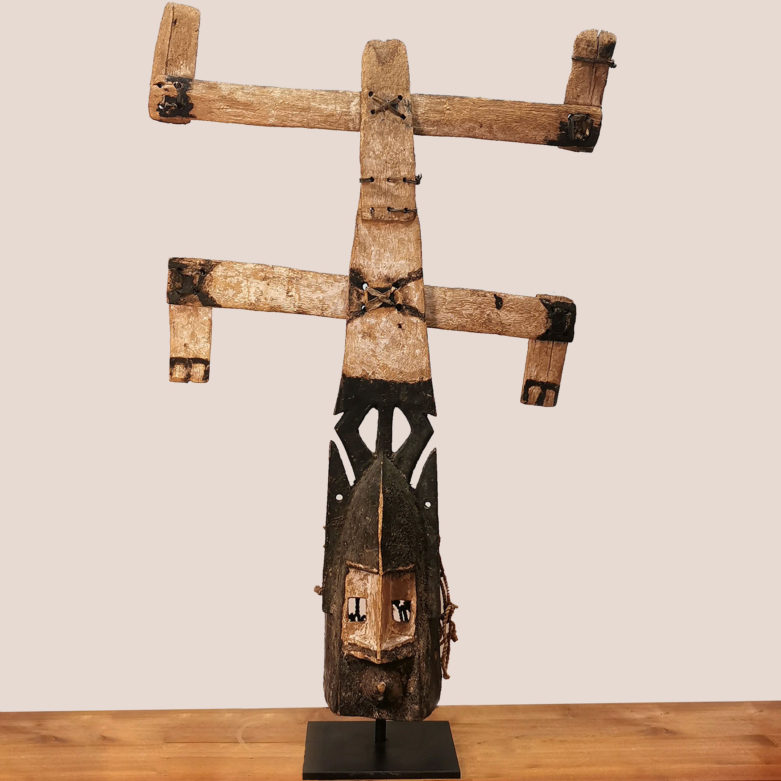 <p><span>Anonymous, Mali, end 19th/beginning of 20th century. Painted wood and vegetal fibres, H: 60 cm. Quai Branly.</span></p>