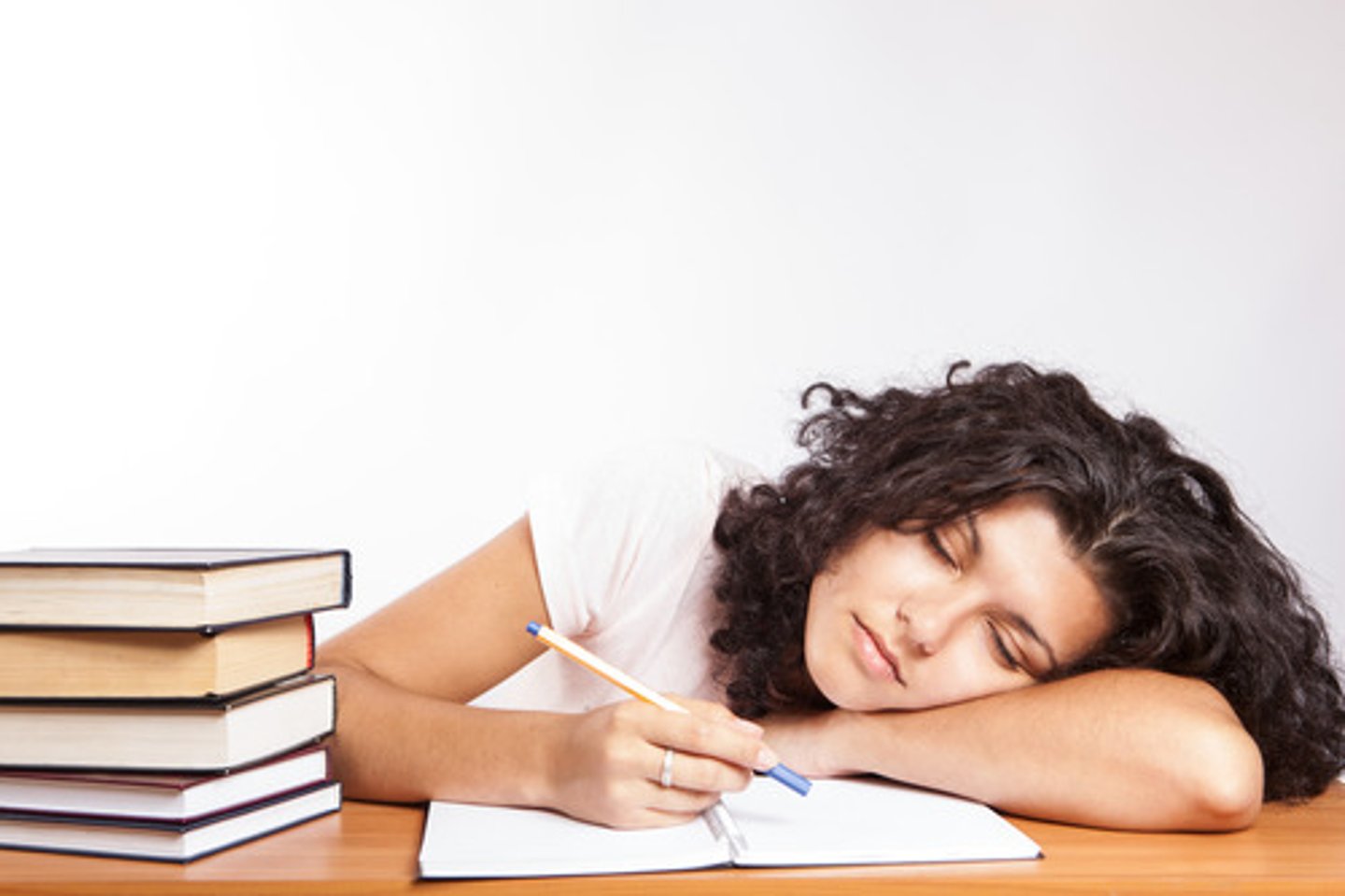 <p>to go to sleep, to fall asleep</p>