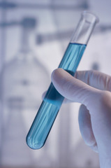 <p>US: /ˈtest ˌtuːb/UK: /ˈtest ˌtjuːb/ Example: Mix the chemical liquid inside a clear _____ ____. A thin glass tube closed at one end, used in science. Ống nghiệm Ống thủy tinh dài dùng thử hóa chất.</p>