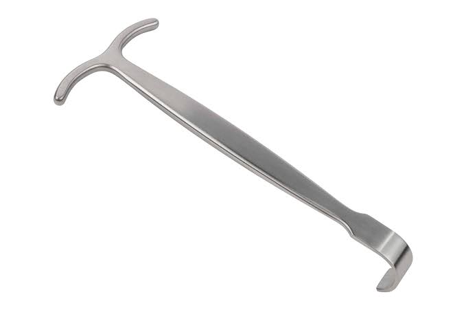 <p>Knee retractor for tibial exposure and after the first femoral cut (Land, Gupta).</p>