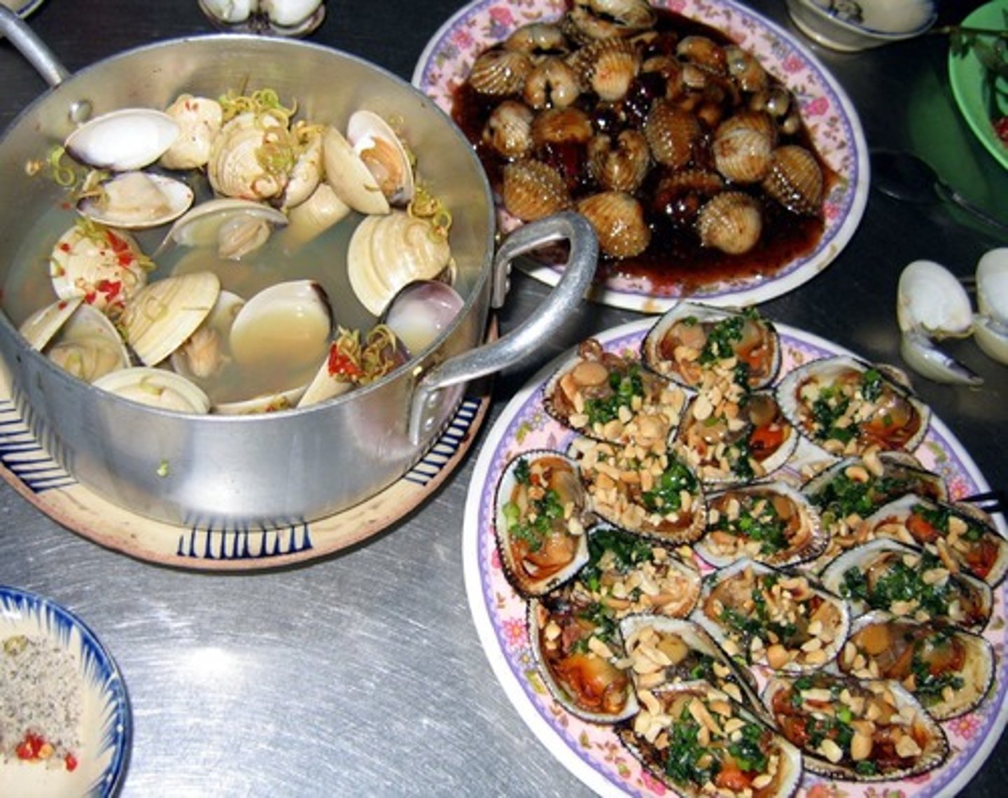 <p>(n)[ˈʃel.fɪʃ] : động vật có vỏ</p>