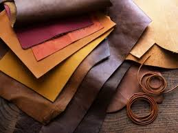 <p><span>/ˈleð.ə</span><span style="line-height: 0;">r</span><span>/ - </span>animal<span><strong> </strong></span>skin<span><strong> </strong></span>treated<span><strong> in </strong></span>order<span><strong> to </strong></span>preserve<span><strong> it, and used to make </strong></span>shoes<span><strong>, </strong></span>bags<span><strong>, </strong></span>clothes<span><strong>, </strong></span>equipment<span><strong>, etc..</strong></span><br></p>