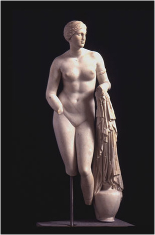 <p>Kdo je vyobrazen na soše?</p>