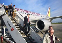 <p>to arrive</p>