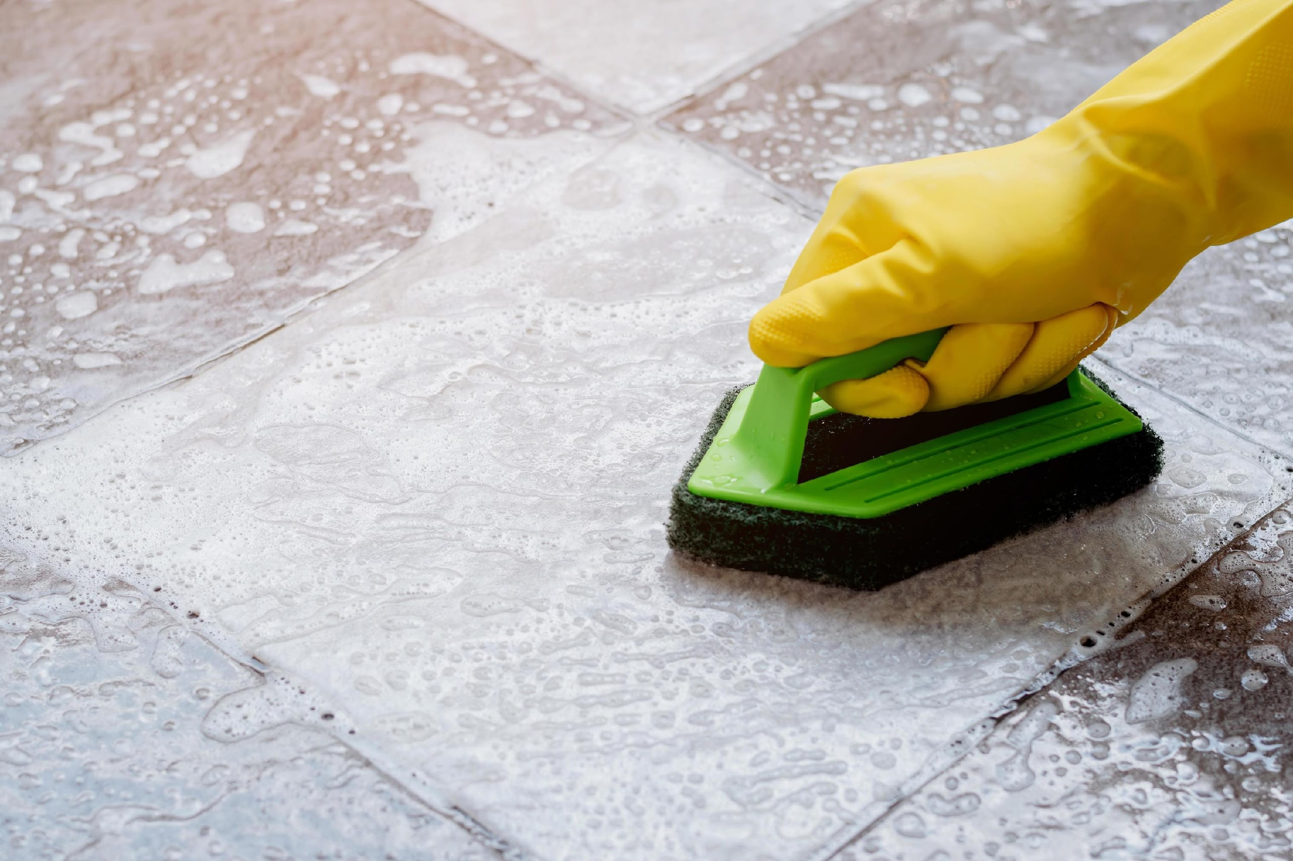 <p>To clean a floor thoroughly by rubbing it vigorously with a stiff brush, cloth, or machine, usually involving water and cleaning agents.</p><p>[tuː skrʌb ðə flɔː]</p>