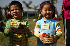 <p>(n) trường mẫu giáo</p><p>(n) nhà trẻ</p><p>(5 or 6 years old)</p>
