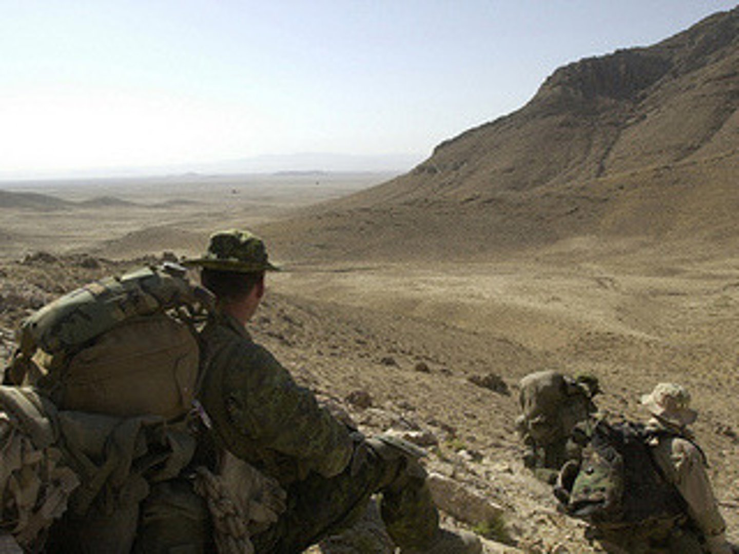 <p>(v) chịu đựng, cam chịu</p><p>= to put up with; to survive a hardship (n: sự gian khổ)</p>