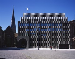 <p>ontwerpbeslissingen zijn gemaakt op basis van de functie van het gebouw. er is goed gekeken naar de context. tongewelf als ingang benadrukt de zwaarte van het gebouw, goed voor een bank want het voelt permanent aan. veel repetitie/ritme in de gevel.</p>