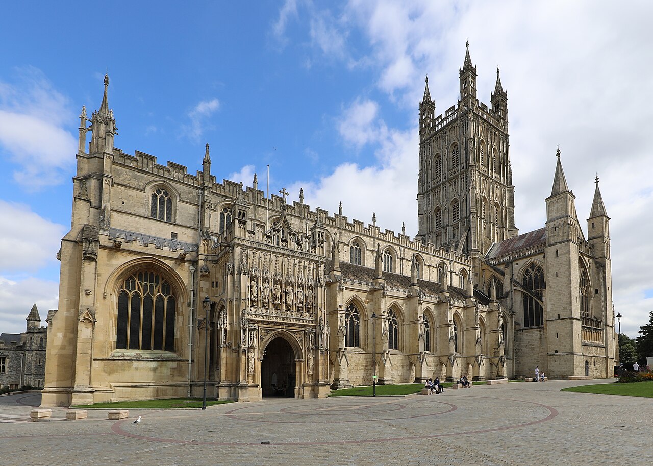 <ul><li><p>Represented the Perpendicular style of architecture in England with its cloister, where the ribs of the vault spread out into fan-vaulting</p></li></ul><p></p>