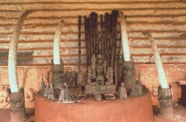 <ul><li><p>Ukhurhe</p></li><li><p>Lost wax casting</p></li><li><p>Kaolin</p></li><li><p>Punitive Expedition</p></li><li><p>clay, copper alloy, wood, and ivory</p></li><li><p>dedicated to Oba Ovanramwen</p></li><li><p>brass casting knowledge is credited to the Oranmyian</p></li><li><p>brass is associated with power (color and value of material) as well as permanence (it does not rust)</p></li><li><p>commemorative heads are created for each Oba, placed on a platform located in the ancestral shrine</p></li><li><p>heads created in both brass and terracotta: the later now used by the brass caster’s guild in ancestral worship</p></li></ul><p></p>