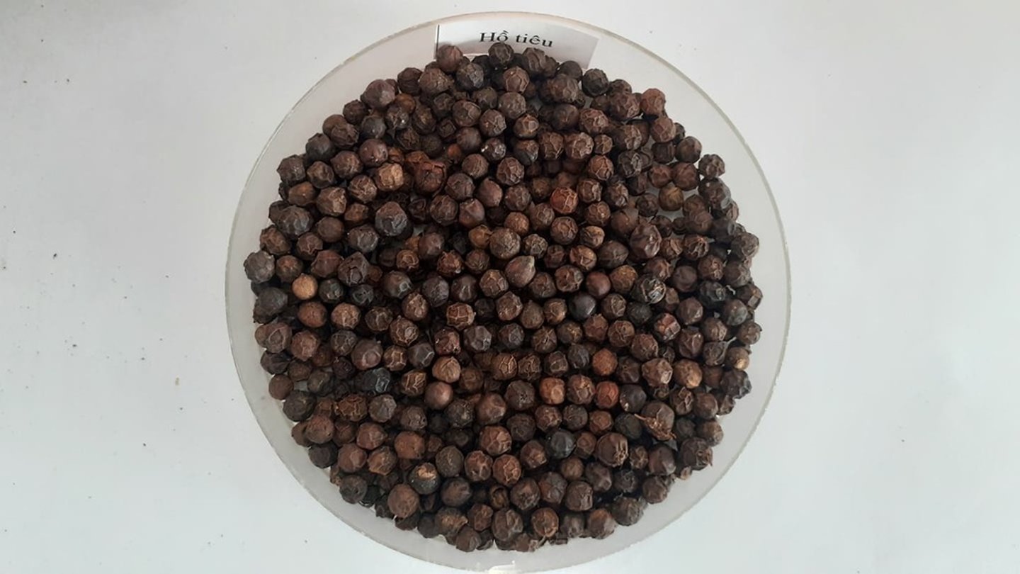 <p>pepper - /ˈpepə(r)/ [u]</p>