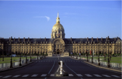 <p>Ce bâtiment avec une dôme en or sert de tombeau de Napoléon.</p>