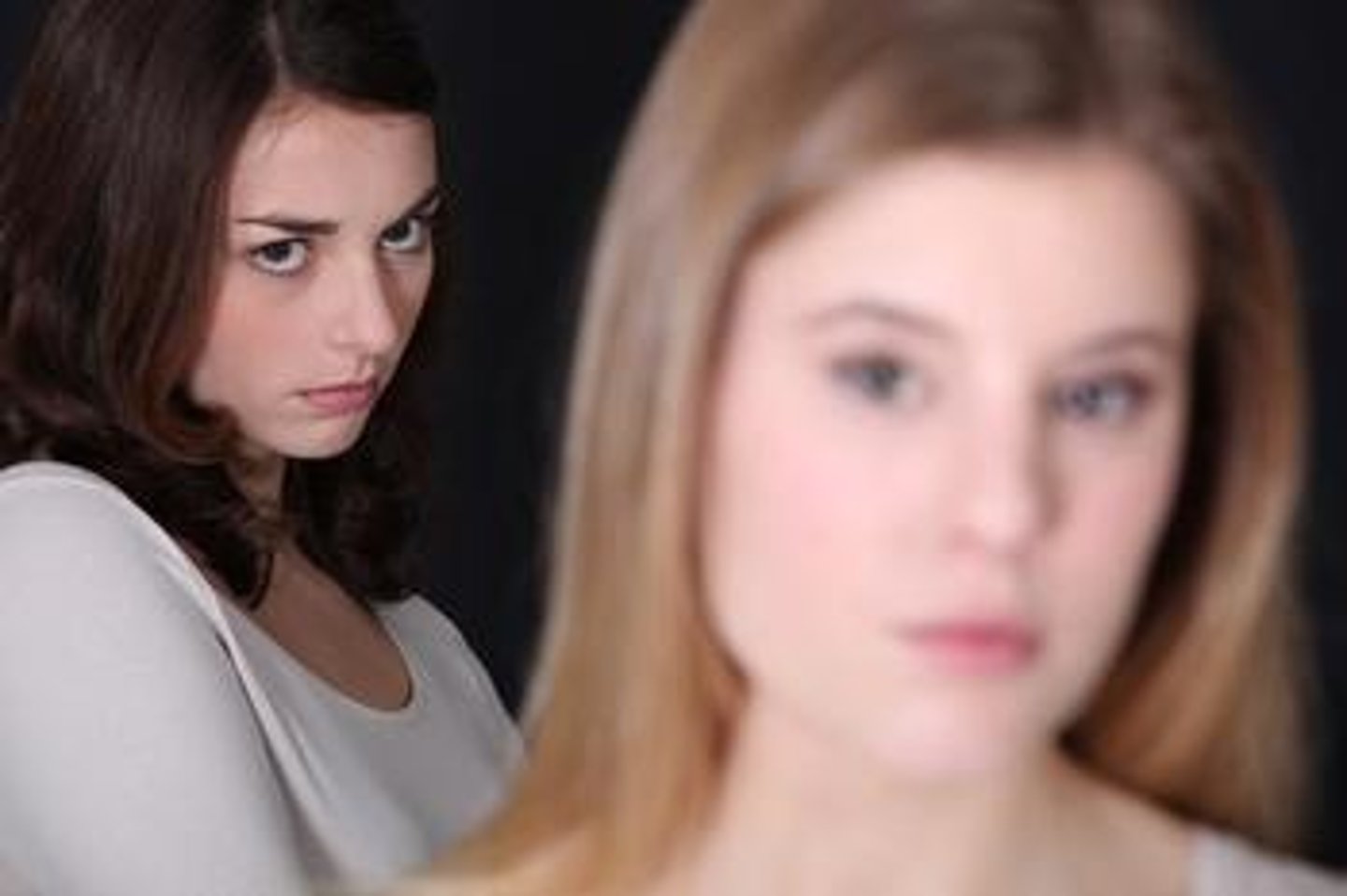<p>(descriptive English) ôm hận/thù dai Ví dụ: She still bears a grudge against him.</p>