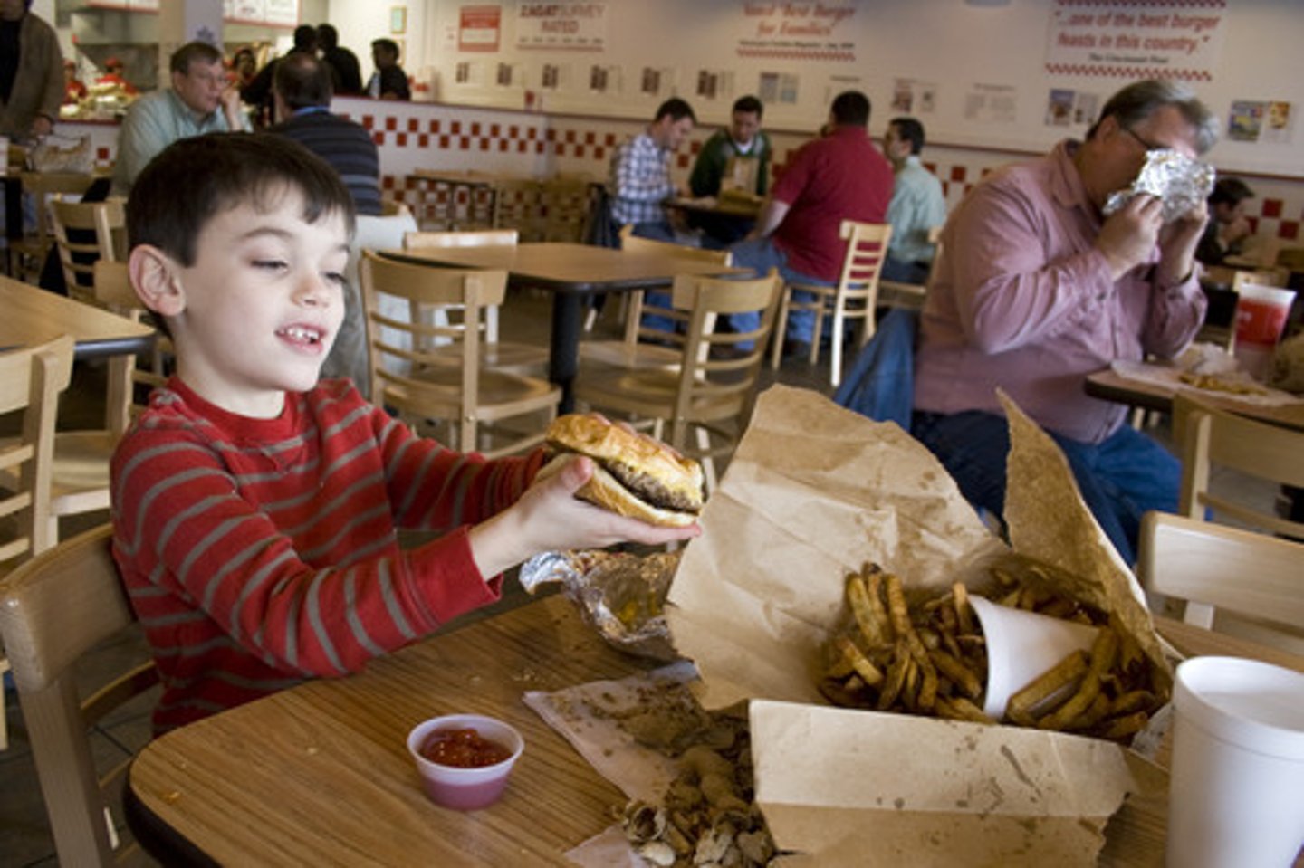 <p>To have lunch, To eat lunch (o-ue)</p>