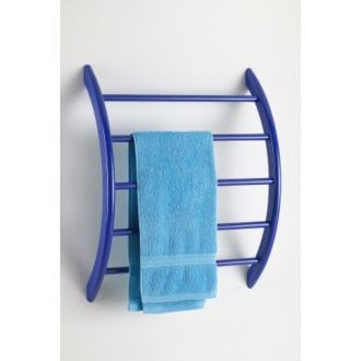 <p>A horizontal bar, often heated, on which towels can be hung to dry in a bathroom.</p><p>Example: Hang your wet towel back on the heated towel rail.</p>