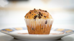 <p>small round sweet cakes often containing fruit or chocolate Example: She brought fresh blueberry _____ to the office. bánh muffin c Bánh nướng hình cốc, đậm đặc, không có kem phủ. UK: /ˈmʌf.ɪnz/ | US: /ˈmʌf.ɪnz/</p>