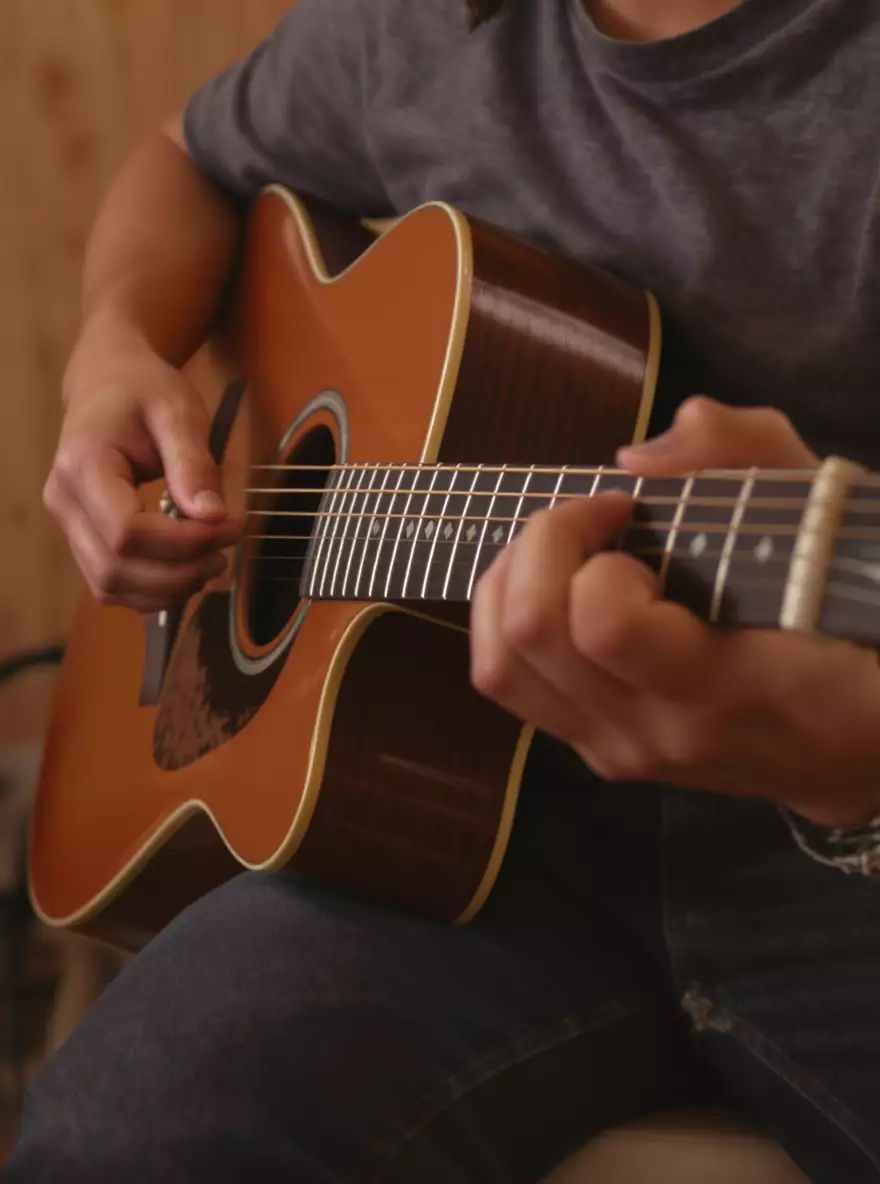 <p>play the guitar </p>