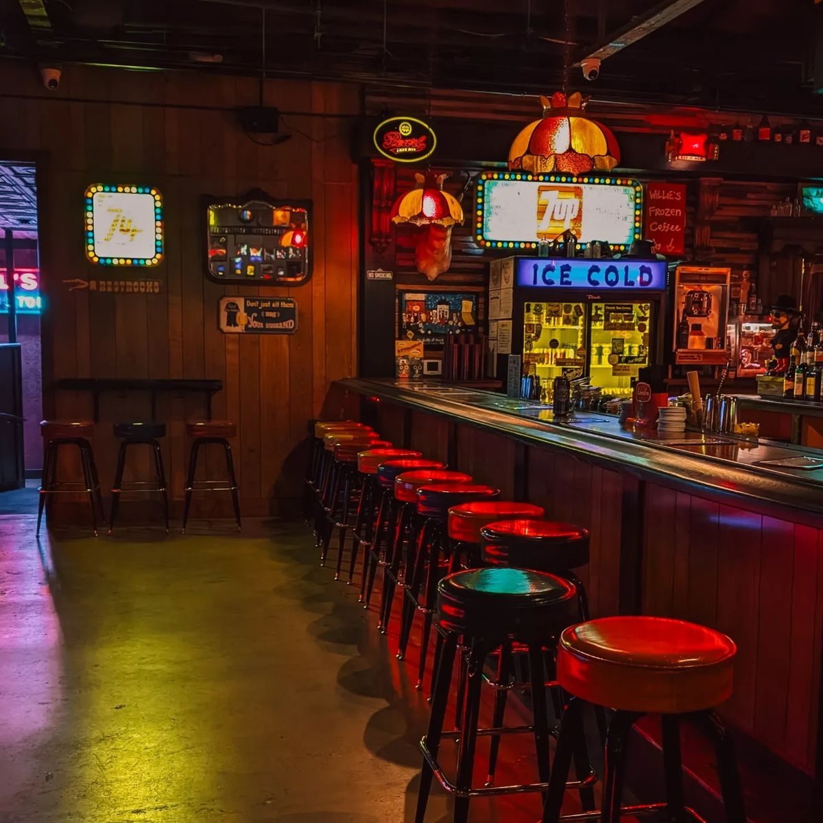 <p>dive bar ( CN )</p>