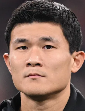 <p><strong>Mittback</strong> i <strong>Bayern München</strong> och det <strong>sydkoreanska landslaget</strong>.3</p>