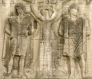 <p><strong>Łuk triumfalny w Carpentras</strong></p><p>okr. augusta/tyberiusza?</p><p>upamiętnia zwycięstwa na zachodzie i wschodzie </p><p>na bocznym reliefie - przedstawienie dwóch barbarzyńców</p>