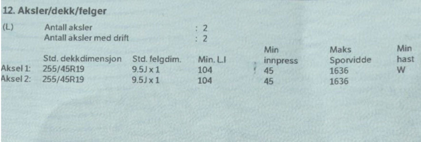 <p>Riktig dekkdimensjon for denne bilen kan vi finne under punkt 12 i vognkortet (eller ved å i dørkarmen?). 255 er dekkets bredde i mm, 45 er dekkets høyde i prosent av bredden, R for radialdekk, 19 er felgens diameter i tommer. Den andre bokstaven står for hastighetsmaks (V, W).</p><ul><li><p>Se på vognkortet og sammenlign med dekkets sider, kan ha 5% avvik </p></li></ul><p></p>
