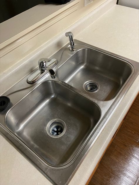 <p>bak cuci piring</p>