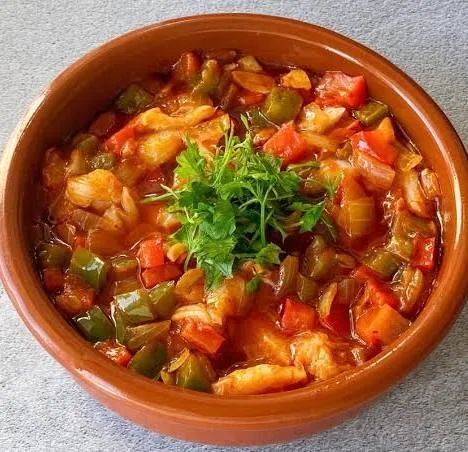 <p>un plato traditional que tiene mariscos con ajo y tomates y patatas. En Pamplona.</p>