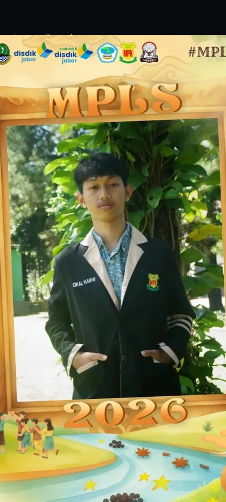<p>Siapa nama dan jabatannya?</p>