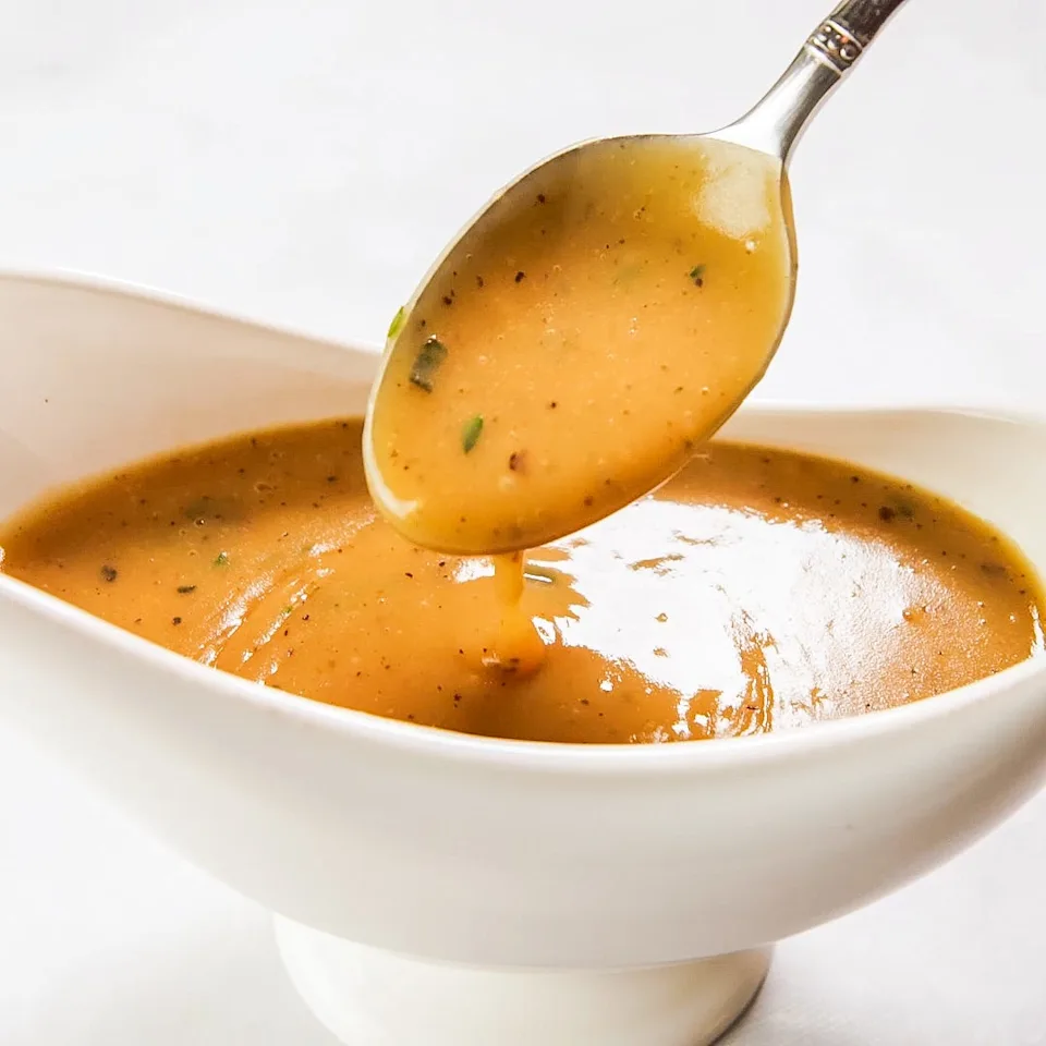 <p>gravy</p><p>(The Sunday roast comes with rich gravy.)</p>