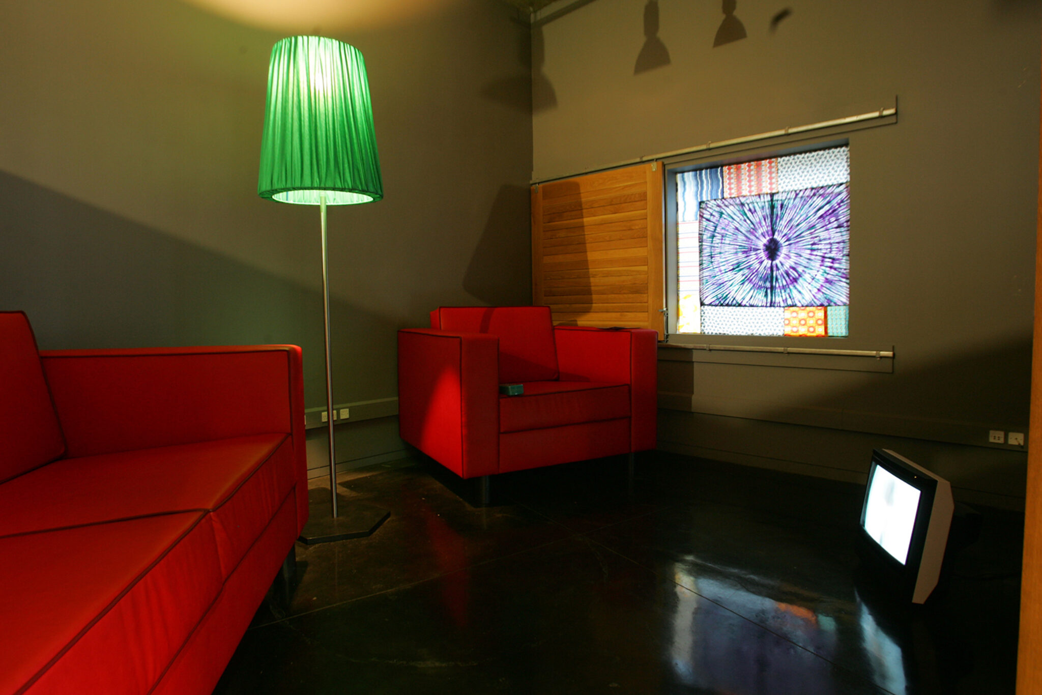 <p><strong>Oda</strong></p><p><strong>*****************************************************************************************</strong></p><p>Tom dekoriert sein Zimmer.</p><p>Tom odasını dekore ediyor.</p>