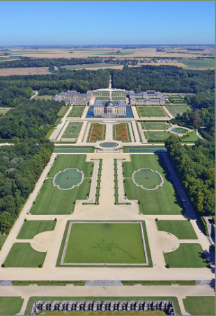 <p>noem onderdelen van <strong>formele tuinaanleg,</strong> en wat is het centrale idee van zo’n tuin</p>