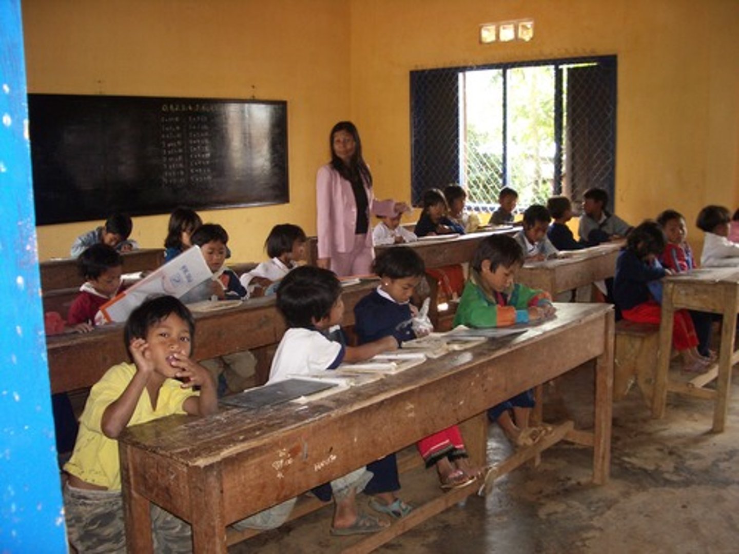<p>to be (at a place), I am at school</p>