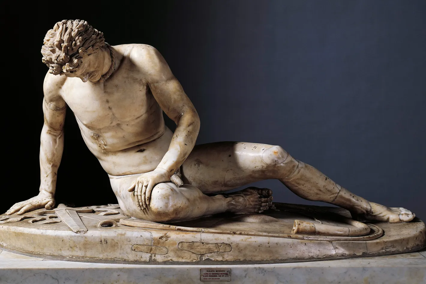 <ul><li><p>Exaggerated style</p></li><li><p>New style → this guy isn’t Greek! He’s a Gaul from modern day France</p></li><li><p>Gauls were fearsome warriors/barbarians </p></li><li><p>The statue is both honoring the enemy and celebrating their defeat</p></li><li><p>He is wearing a torc → given to warriors for bravery</p></li></ul><p></p>