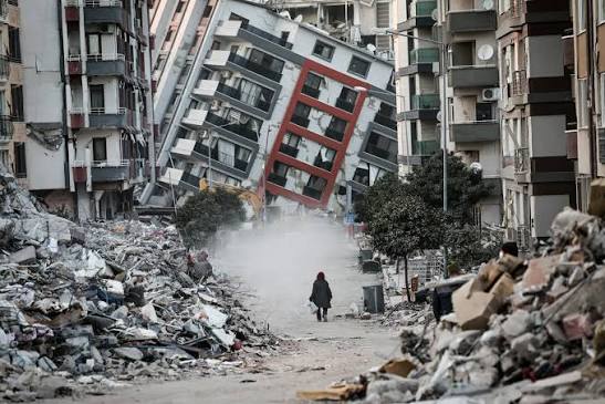<p>earthquake [ˈɜːθkweɪk]</p>